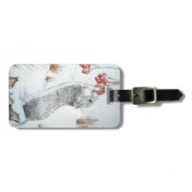 かわいいネズミと赤い果実の雪のシーン野生動物