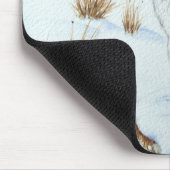 かわいいネズミの冬の雪のシーン赤い果実の野生動物 マウスパッド (コーナー)