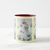 かわいいネズミの食べの野生動物の実のシーン ツートーンマグカップ (中央)