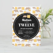 かわいいネズミの食べ齧歯動物のチーズ誕生日 招待状 (スタンド正面)