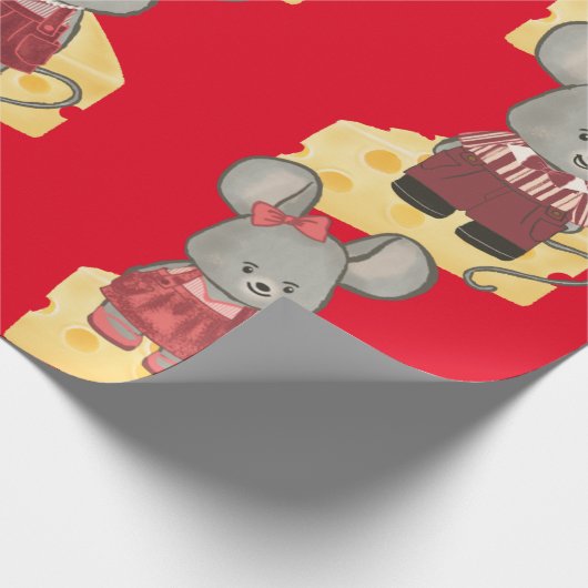 かわいいネズミズファミリーがチーズに座る ラッピングペーパー (角)