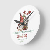 かわいいノームの松の木 私たちの初めてのクリスマス ラウンド壁時計 (傾斜)