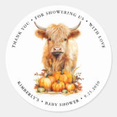 かわいいハイランドカウオータムカボチャ赤ちゃんシャワー ラウンドシール (正面)