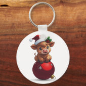 かわいいハイランド牛の赤ちゃんが座っている キーホルダー (正面)