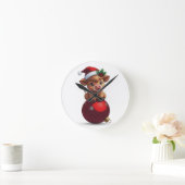 かわいいハイランド牛の赤ちゃんが座っている ラウンド壁時計 (ホーム)