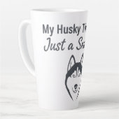 かわいいハスキー犬の抱きしめ カフェラテマグ (左アングル)