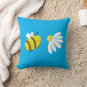 かわいいハチがデイジーの花と一緒に飛んでいる。 クッション (ブランケット)
