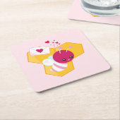 かわいいハチとピンクバレンタインハート スクエアペーパーコースター (アングル)