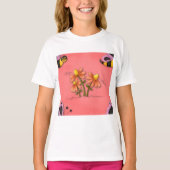 かわいいハチとフラワーピンク春園 Tシャツ (正面)