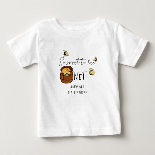 かわいいハチのさくらちゃん 1歳の誕生日おめでとう ベビーTシャツ (正面)