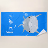 かわいいハッピーかわいいイルカパーソナライズされた漫画 ビーチタオル (正面)