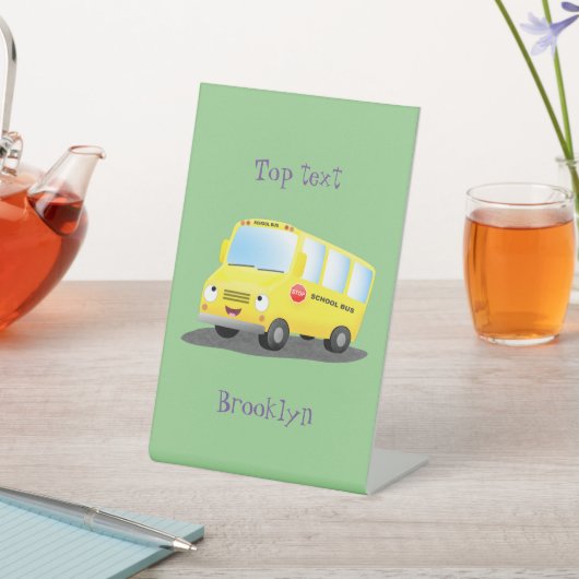 かわいいハッピーイエロースクールバスアニメ 台座サイン (インサイチュ)