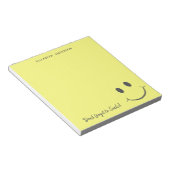 かわいいハッピーイエロー顔スマイル追加の名前 ノートパッド (アングル)