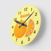 かわいいハッピーオレンジの柑橘の漫画 ラウンド壁時計 (傾斜)