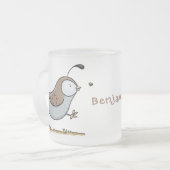 かわいいハッピーカリフォルニアウズラの漫画イラストレーション フロストグラスマグカップ (正面左)