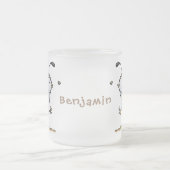 かわいいハッピーカリフォルニアウズラの漫画イラストレーション フロストグラスマグカップ (中央)