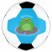かわいいハッピーグリーンカエル漫画イラストレーション サッカーボール (正面)