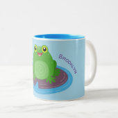 かわいいハッピーグリーンカエル漫画イラストレーション ツートーンマグカップ (正面右)