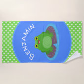 かわいいハッピーグリーンカエル漫画イラストレーション ビーチタオル (正面)