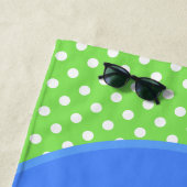 かわいいハッピーグリーンカエル漫画イラストレーション ビーチタオル (インサイチュ)