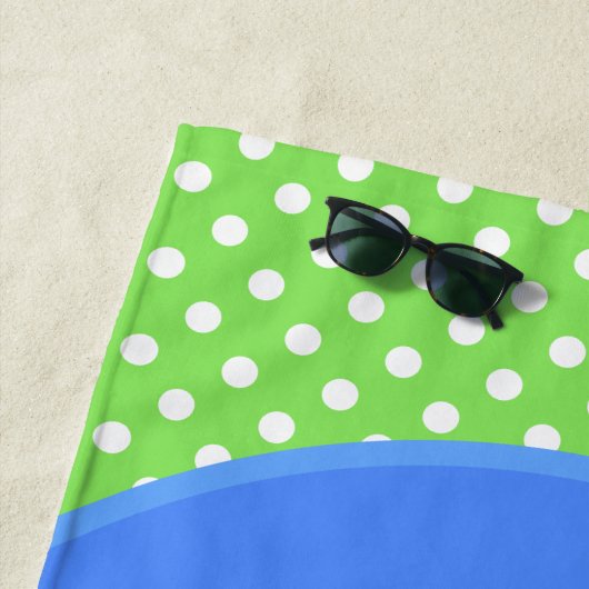 かわいいハッピーグリーンカエル漫画イラストレーション ビーチタオル (インサイチュ)