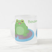 かわいいハッピーグリーンカエル漫画イラストレーション フロストグラスマグカップ (正面左)
