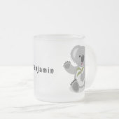 かわいいハッピーコアラなびく漫画イラストレーション フロストグラスマグカップ (正面右)