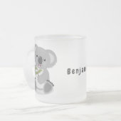 かわいいハッピーコアラなびく漫画イラストレーション フロストグラスマグカップ (正面左)