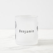 かわいいハッピーコアラなびく漫画イラストレーション フロストグラスマグカップ (中央)