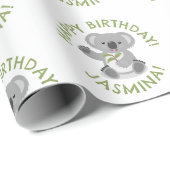 かわいいハッピーコアラパーソナライズされたマンガの誕生日 ラッピングペーパー (ロールコーナー)