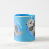 かわいいハッピーシーオッター漫画イラストレーション ツートーンマグカップ (中央)