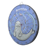 かわいいハッピーシールと魚の漫画イラストレーション ダーツボード (正面右)