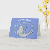 かわいいハッピーシールと魚の青い漫画イラストレーション カード (黄色い花)