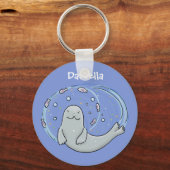 かわいいハッピーシールと魚の青い漫画イラストレーション キーホルダー (正面)