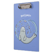 かわいいハッピーシールと魚の青い漫画イラストレーション クリップボード (左)