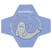 かわいいハッピーシールと魚の青い漫画イラストレーション サッカーボール (フラット)