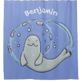 かわいいハッピーシールと魚の青い漫画イラストレーション シャワーカーテン (正面)