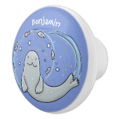 かわいいハッピーシールと魚の青い漫画イラストレーション セラミックノブ (右)