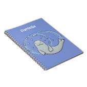 かわいいハッピーシールと魚の青い漫画イラストレーション ノートブック (右側)