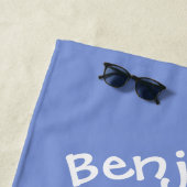 かわいいハッピーシールと魚の青い漫画イラストレーション ビーチタオル (インサイチュ)