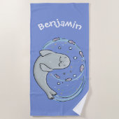 かわいいハッピーシールと魚の青い漫画イラストレーション ビーチタオル (正面)