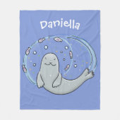 かわいいハッピーシールと魚の青い漫画イラストレーション フリースブランケット (正面)