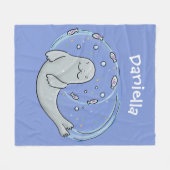 かわいいハッピーシールと魚の青い漫画イラストレーション フリースブランケット (正面(横))