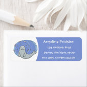 かわいいハッピーシールと魚の青い漫画イラストレーション ラベル (インサイチュ)