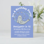 かわいいハッピーシールと魚の青い漫画イラストレーション 招待状 (スタンド正面)