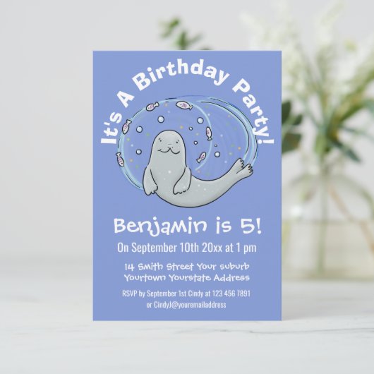 かわいいハッピーシールと魚の青い漫画イラストレーション 招待状 (スタンド正面)