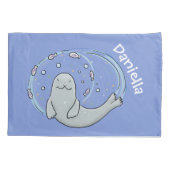 かわいいハッピーシールと魚の青い漫画イラストレーション 枕カバー (裏面)