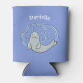 かわいいハッピーシールと魚の青い漫画イラストレーション 缶クーラー (正面)