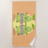 かわいいハッピージャンプ梨の漫画イラストレーション ビーチタオル (正面)