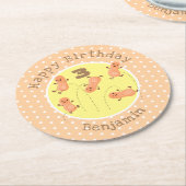 かわいいハッピージャンプ落花生の漫画イラストレーション ラウンドペーパーコースター (アングル)